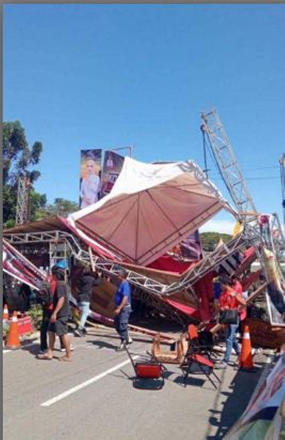 Panggung utama balap mobil bertajuk Komando Cup Drag Championship  Pohuwato tiba-tiba ambruk. (dok. ist)