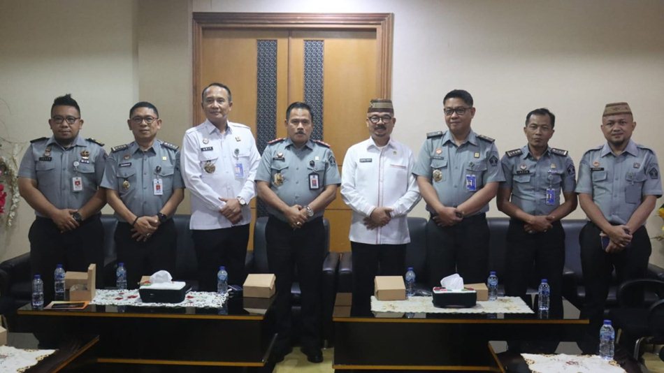 Ketua DPRD Provinsi Gorontalo menerima kunjungan kerja Kepala Kantor   Wilayah (Kakanwil) Kementerian Hukum Provinsi Gorontalo, Raymond Johanis Hendraputra Takasenseran.(F:Humas)
