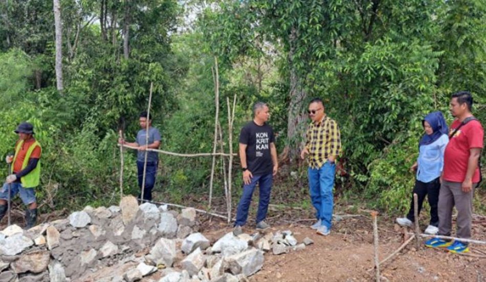 Ketua DPRD Provinsi Gorontalo melakukan kunjungan lapangan untuk meninjau progres pembangunan sarana dan prasarana perkemahan di Bumi Perkemahan (Buper) Bongphulawa.(F:Ist)