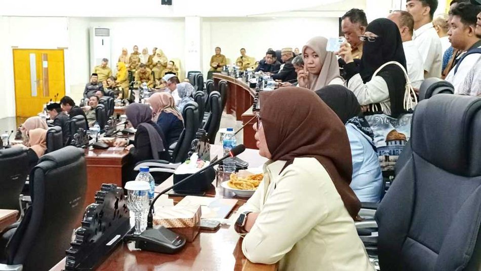 Ketegangan terjadi usai sejumlah anggota dewan melontarkan interupsi, bahkan sebelum palu sidang diketuk.(F:Ist)