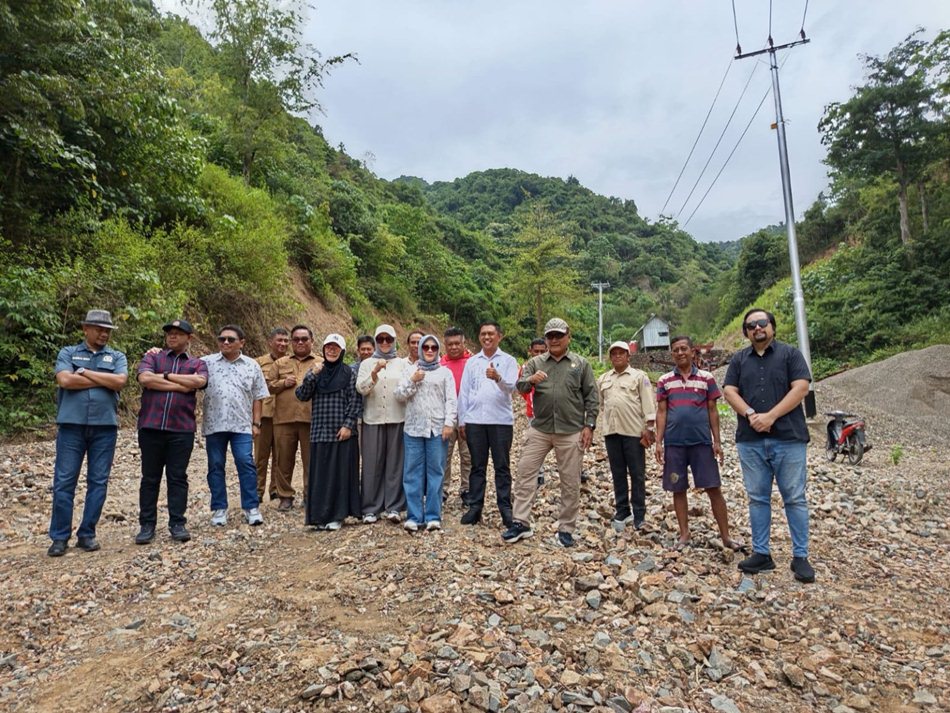 Komisi II DPRD Provinsi Gorontalo bersama sejumlah instansi turun  langsung ke lapangan. (F:Humas)