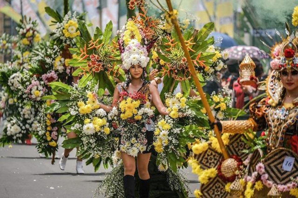 Lautan bunga kembali mewarnai Kota Tomohon. Udara sejuk   pegunungan  berpadu dengan wangi bunga segar saat Tomohon International Flower Festival (TIFF) 2025. (F:Ist)