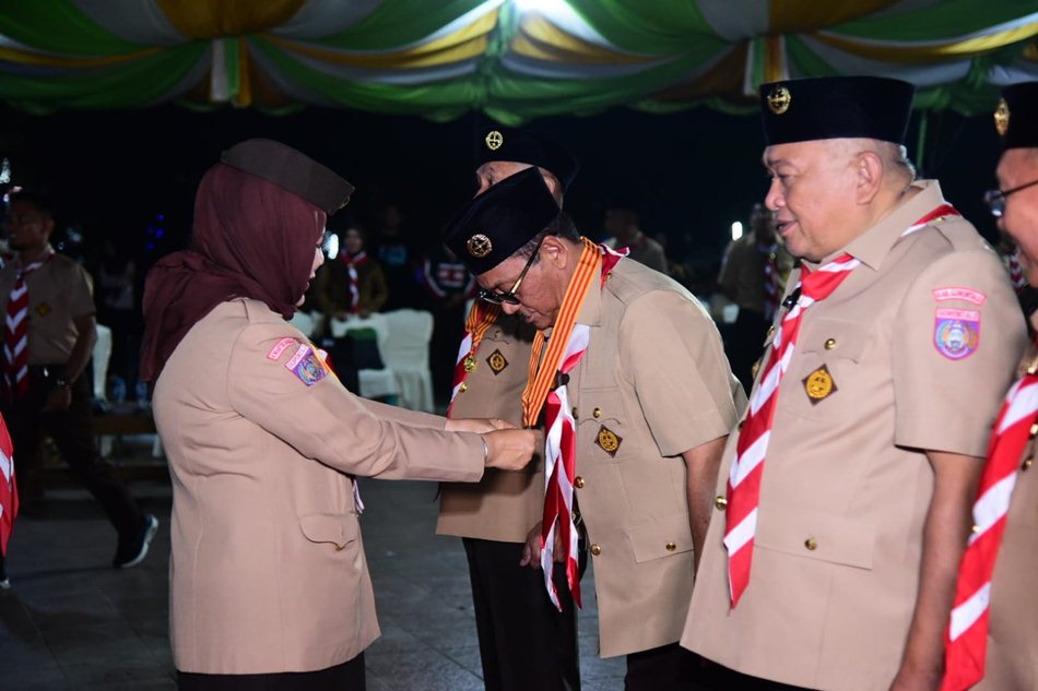 Wakil Gubernur Gorontalo Idah Syahidah Rusli Habibie saat memimpin upacara janji   suci Gerakan Pramuka Provinsi Gorontalo di Pelataran Taman Menara Limboto, Kabupaten Gorontalo. (F :Nova-Kmfo)