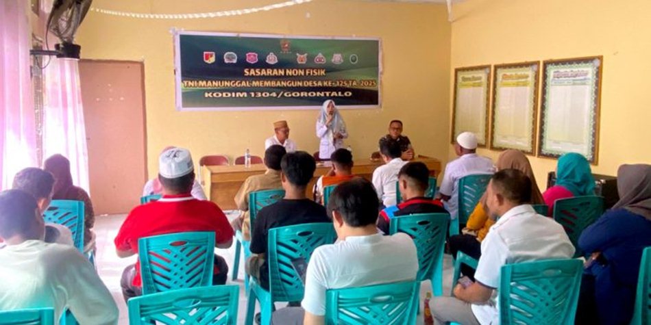Satgas TMMD mengadakan penyuluhan yang fokus pada penguatan UMKM berlangsung di Aula Kantor Camat Kecamatan Kabila Bone  (F.dok.istimewa)