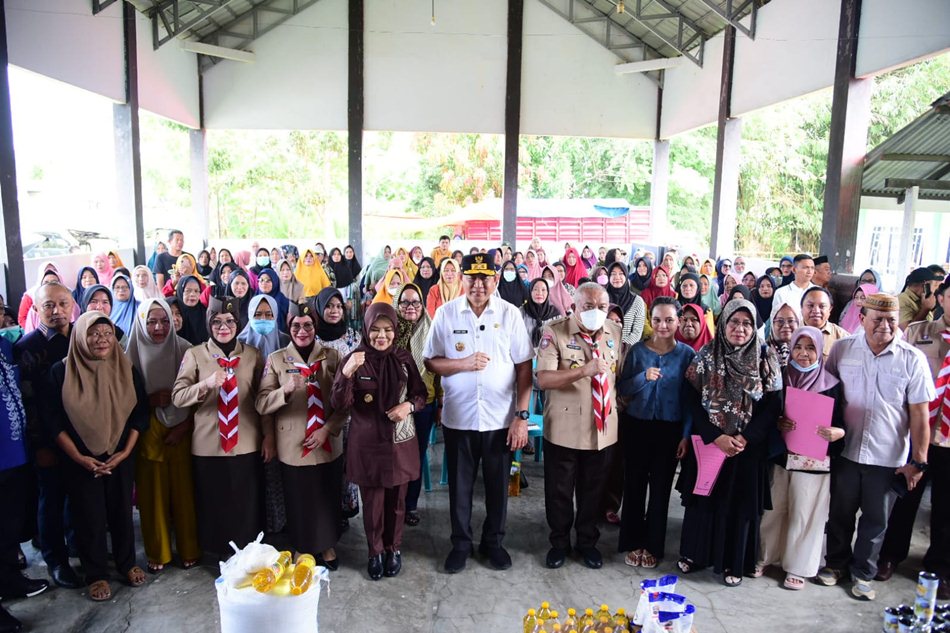 Gubernur Gorontalo Gusnar Ismail, Wakil Gubernur Idah Syahidah Rusli Habibie, Wakil   Bupati Gorontalo Tony Junus bersama masyarakat penerima bantuan UMKM di kantor camat Telaga Jaya, KabGor.(F:Kmfo)