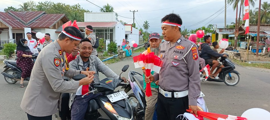 Polsek Wonosari turun langsung ke jalan membagikan bendera Merah Putih dan balon kepada warga. (F:Polsek)