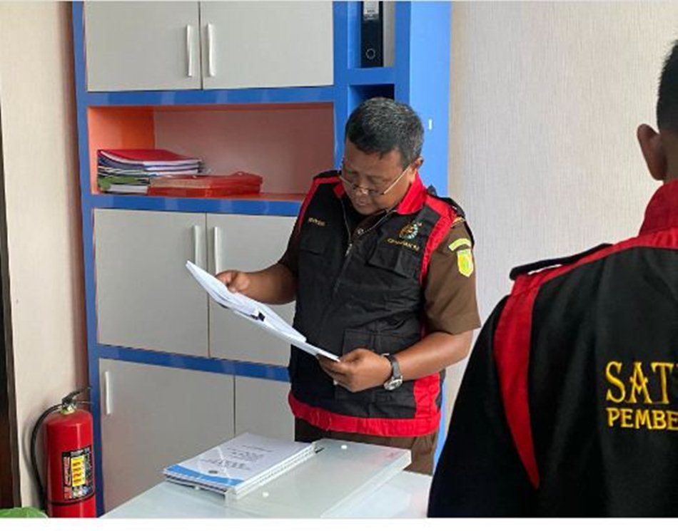 Anggota Satgas Kejati Kaltim memeriksa dokumen di PT Listrik Kaltim. (Dok. Kejati Kaltim)