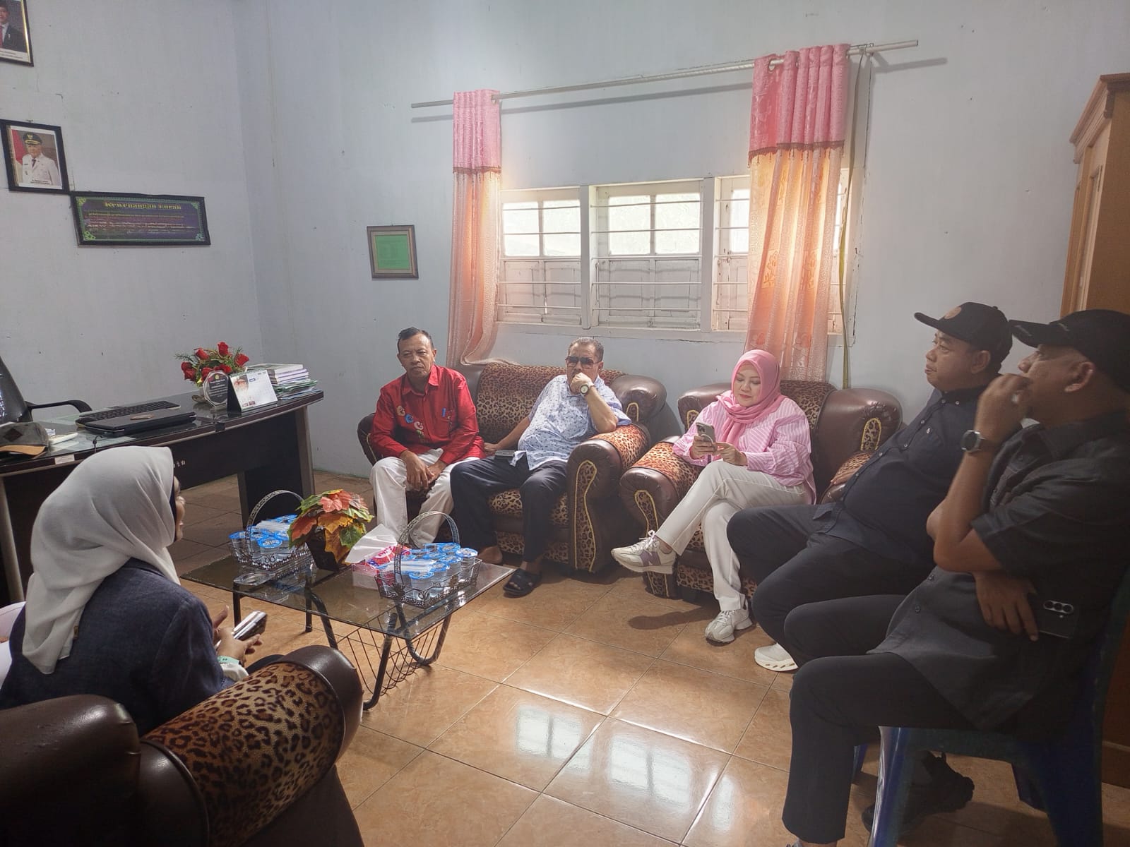 Kunjungan kerja  Komisi II DPRD Provinsi Gorontalo memantau perkembangan pembentukan Koperasi Merah Putih  di Kelurahan Kayu Merah.(F: Hms )