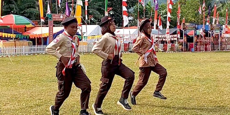 Mencuri Perhatian Bupati Ismet Mile, Tiga Penggalang Kwaran Suwawa Bersatu Diberi  Apresiasi Beasiswa.(F:AKP)