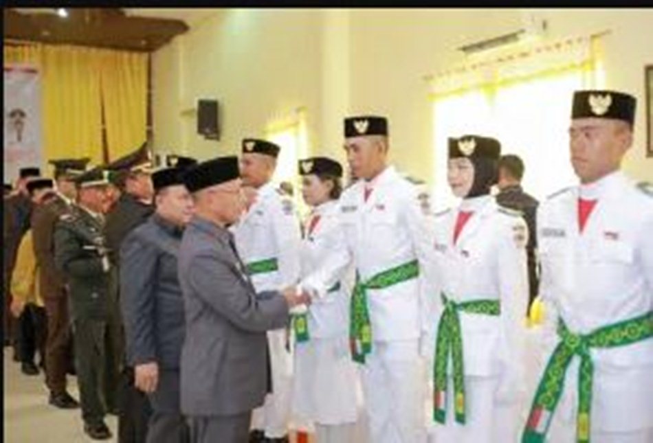 Wakil Bupati Pohuwato, Iwan Adam saat mengukuhkan 30 anggota Paskibraka.(F:Kmfo)