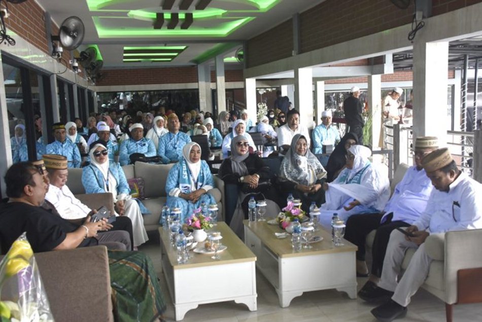 Bupati Ismet Mile saat memberikan sambutana pada menyambut puluhan jemaah umroh   yang baru saja tiba dari tanah suci, di Onato Caf&eacute; dan Resto Suwawa (F.AKP)