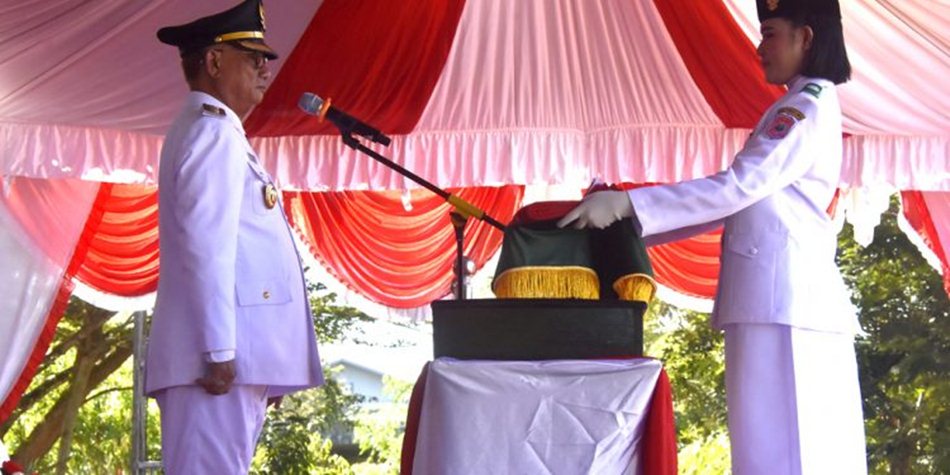 Bupati Ismet Mile saat bertindak sebagai Inspektur Upacara pada upacara peringatan HUT ke-80 Proklamasi  Kemerdekaan RI tingkat Kabupaten Bone Bolango, di Alun-Alun Bone Bolango. (F.AKP)