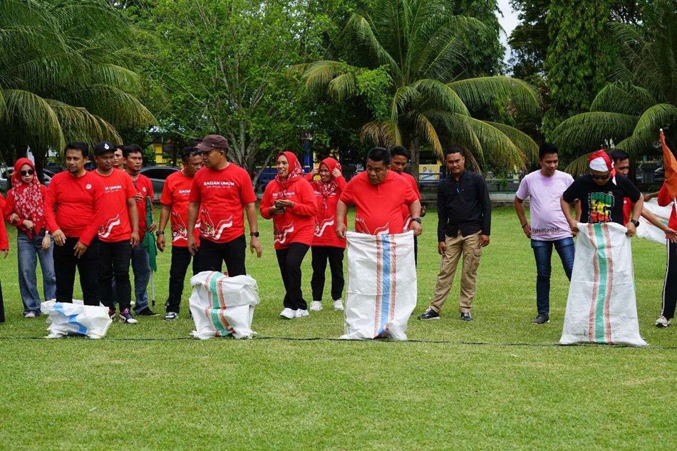 Suasana penuh gelak tawa dan sorak sorai mewarnai halaman Kantor Bupati Gorontalo, saat Lomba Lari Karung di HUT RI ke-80. (F:Ist).