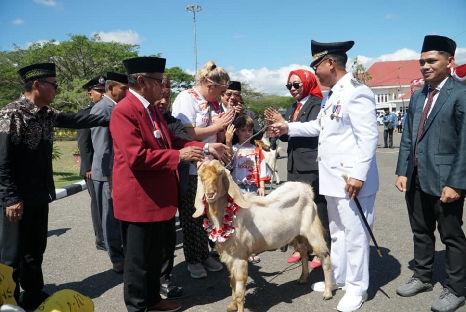 Bupati Thariq Modanggu Terima Penyerahan Hewan Kambing dari Para Investor dalam Dukungan G 2 &ndash; 10.(F:Humas)
