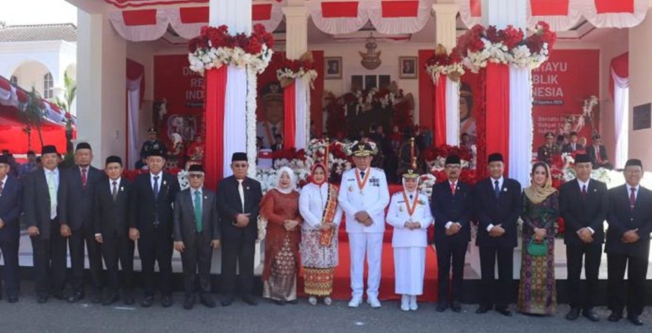 Wakil Ketua DPRD Provinsi Gorontalo, Ridwan Monoarfa saat upacara detik -detik peringatan HUT ke-80 Kemerdekaan RI tahun 2025 di Rudis Gubernur (F:Humas)
