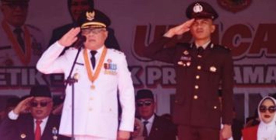 Suasana Upacara berlangsung penuh rasa nasionalisme dengan Bupati Gorontalo, Sofyan Puhi, bertindak sebagai Inspektur Upacara.(F: Humas)