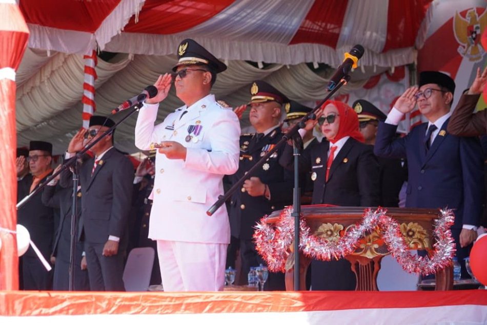 Bupati Gorontalo Utara, Thariq Modanggu, yang bertindak sebagai Inspektur Upacara.(F:humas)