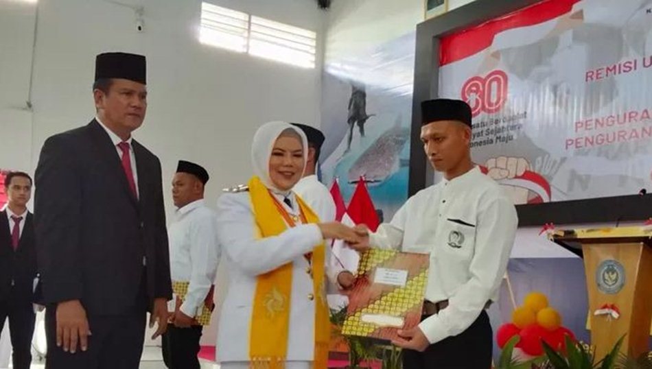 Wagub Gorontalo, Idah Syahidah menyerahkan dokum: Isen pemberian remisi bagi warga binaan. (F:Ist)