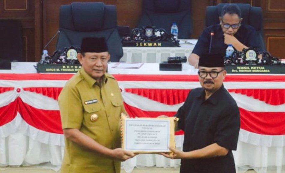 Gubernur mengapresiasi sikap DPRD yang dinilai sebagai bentuk komitmen bersama membangun Gorontalo..(F:humas)