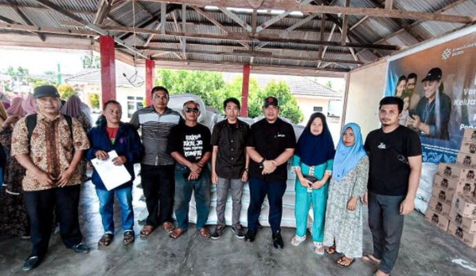 Tim lapangan Aleg Mikson Yapanto saat menyalurkan  Bantuan Bahan Baku UMKM untuk masyarakat. (F:ist)