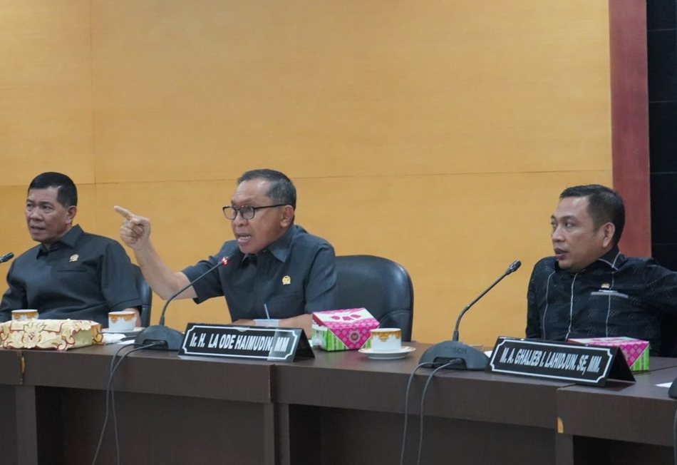 Wakil Ketua II DPRD Provinsi Gorontalo, Ir. H. La Ode Haimudin, MM, didampingi Wakil Ketua III Sulyanto Pateda dan Sekrearis Komisi IV Ghalib Laidjun.(F:humas)