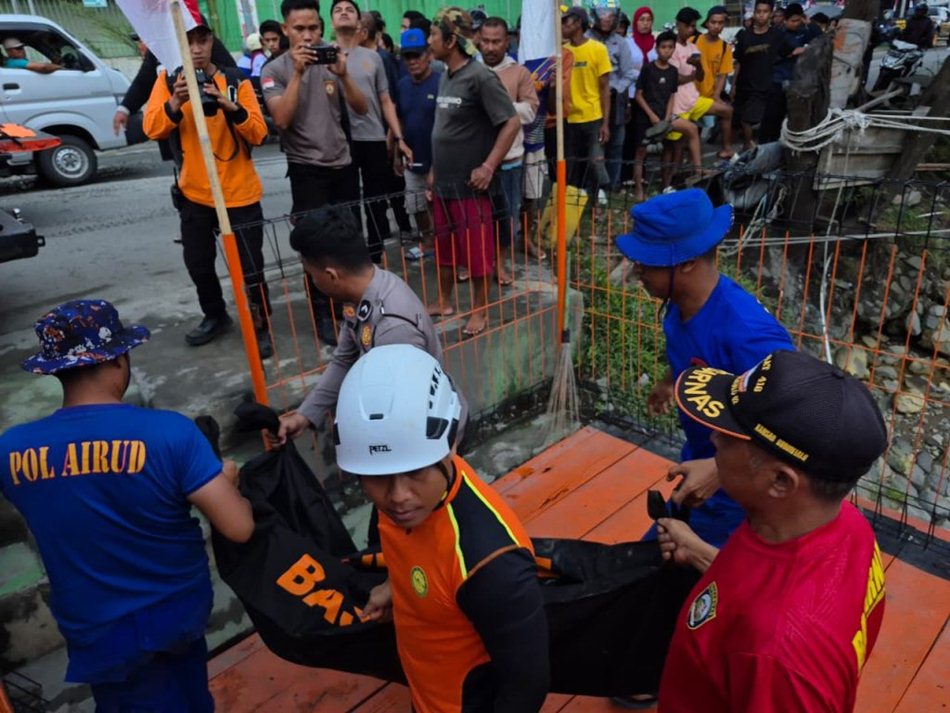 Evakuasi korban hanyu hayut  terseret arus deras Sungai Bolango.(F:Ist).