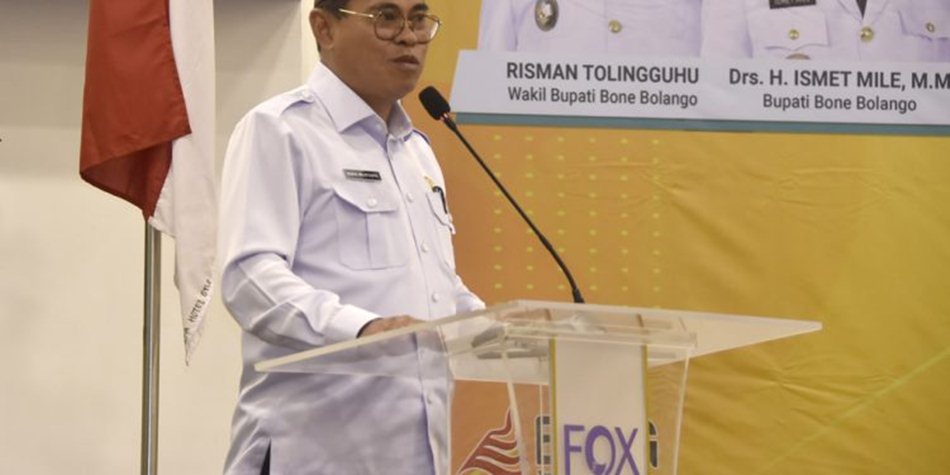 Sekda Iwan Mustapa saat memberikan sambutan pada kegiatan Bimbingan Teknis Sensus   Pajak Daerah yang digelar di Fox Hotel, Kota Gorontalo. (F.AKP)