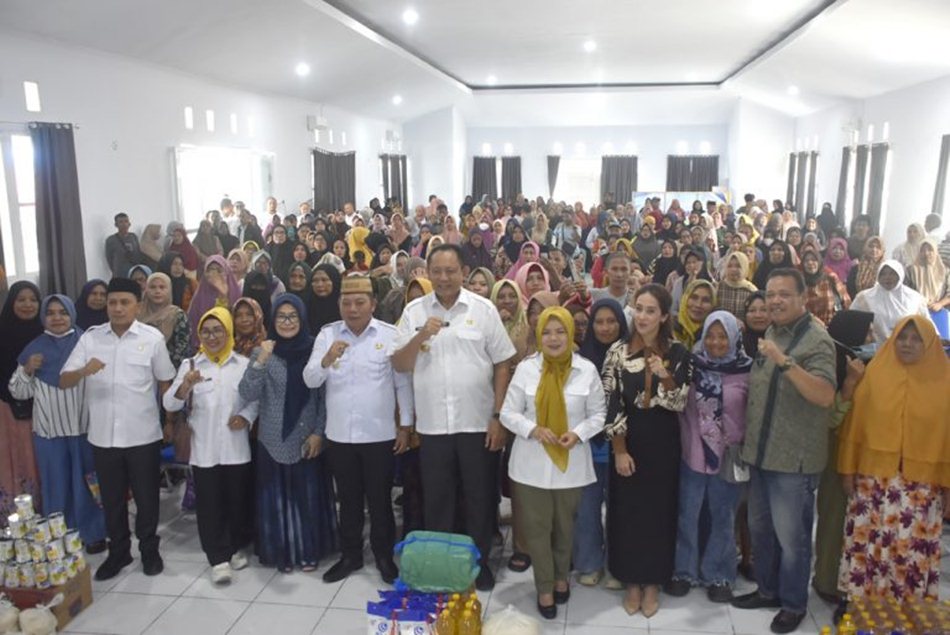 Penyaluran bantuan bahan produksi dalam  rangka program pengembangan UMKM di Kabupaten Bone Bolango oleh Pemerintah  Provinsi Gorontalo yang dipusatkan di BPU Kabila, Rabu (20/8/2025). (F.AKP)