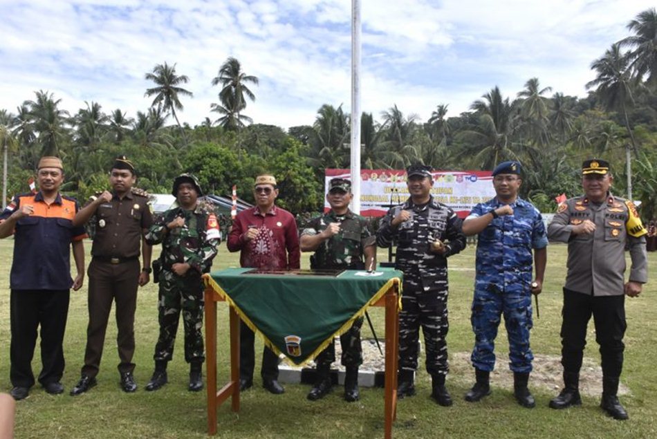Wakapolres Bone  Bolango Kompol Berty Hanry Runtukahu, SE, MM, bersama para pejabat TNI di  jajaran Korem 133/Nani Wartabone, Sekda Bone Bolango Dr. H. Iwan Mustafa, SE, M.Si, MA, serta Danlanal.
