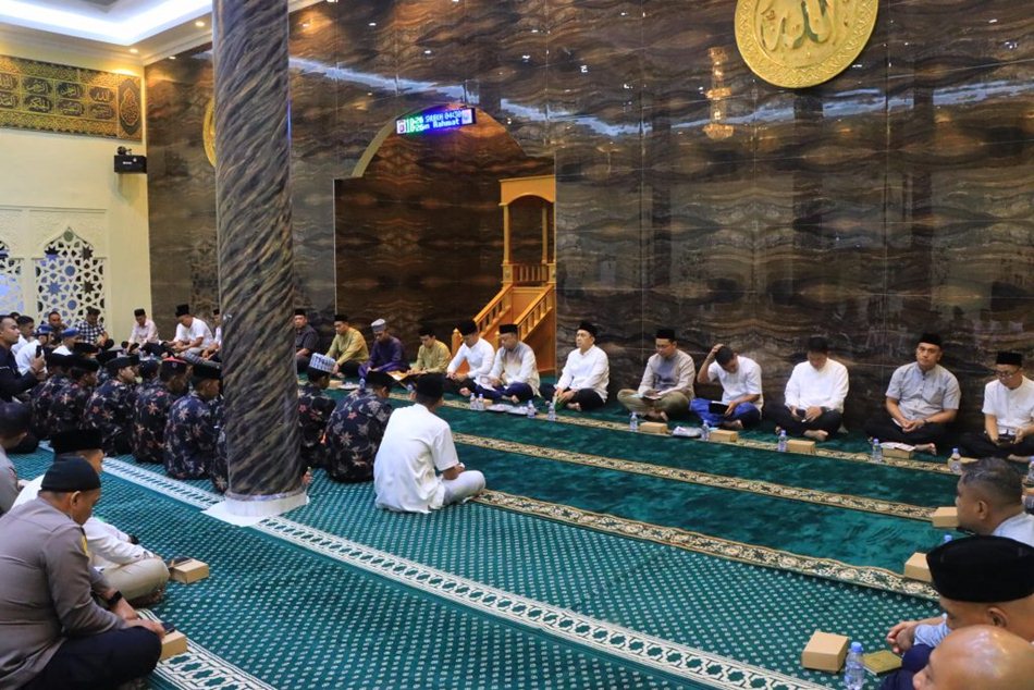 doa dan yasinan bersama anak-anak Panti Asuhan Nurul Qolbi di Masjid Ad-Zikra Polda Gorontalo.(F:Hms-Pol)
