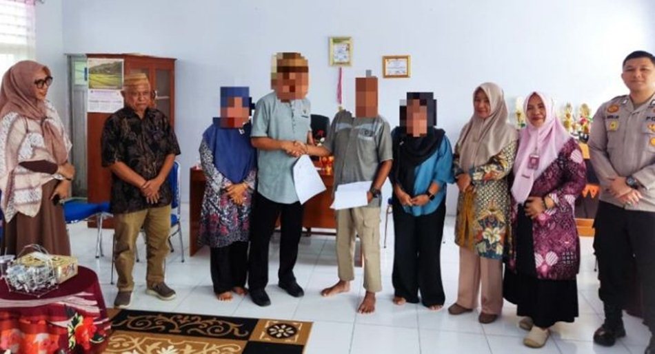 Polsek Limboto bersama Bhabinkamtibmas, Kepala Sekolah,   Dinas Pendidikan Kabupaten Gorontalo, dan Koordinator Wilayah Kecamatan Limboto.Menggelar pertemuan dengan orang tua kedua siswi (F:hms-Pol)