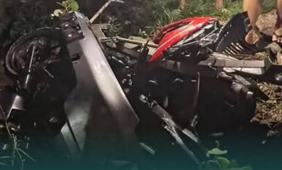 Lakalantas  Maut Motor vs Minibus  di Jalan Trans Sulawesi Tepatnya  di simpang empat Blokplan perkantoran, Desa Palopo, Kecamatan  Marisa.(F:Ist)