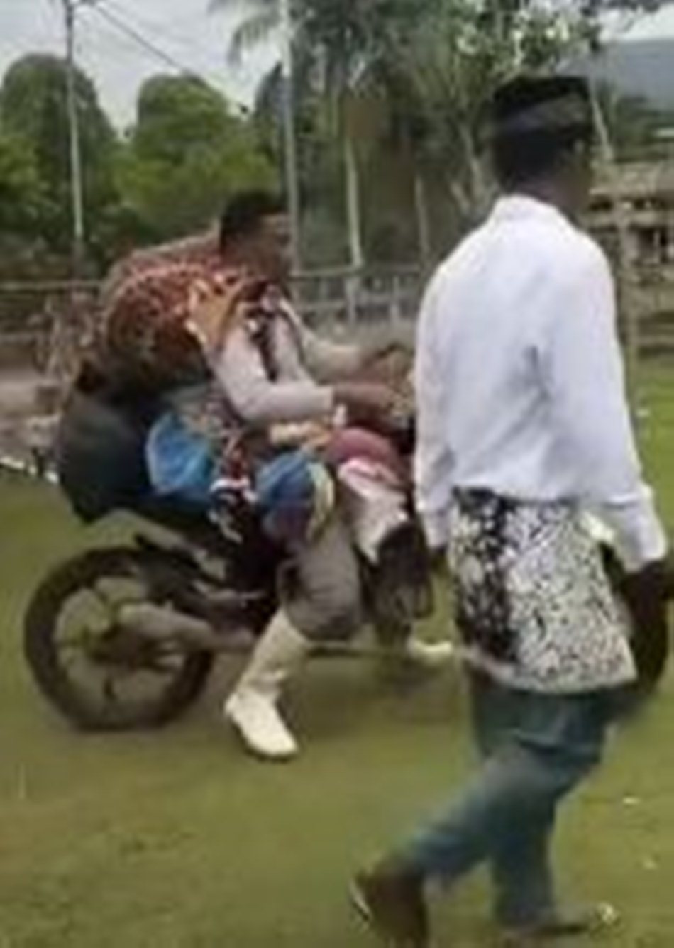 warga terpaksa membawa jenazah kakaknya menggunakan sepeda motor yang telah dimodifikasi.(Tangkapan layar Video)