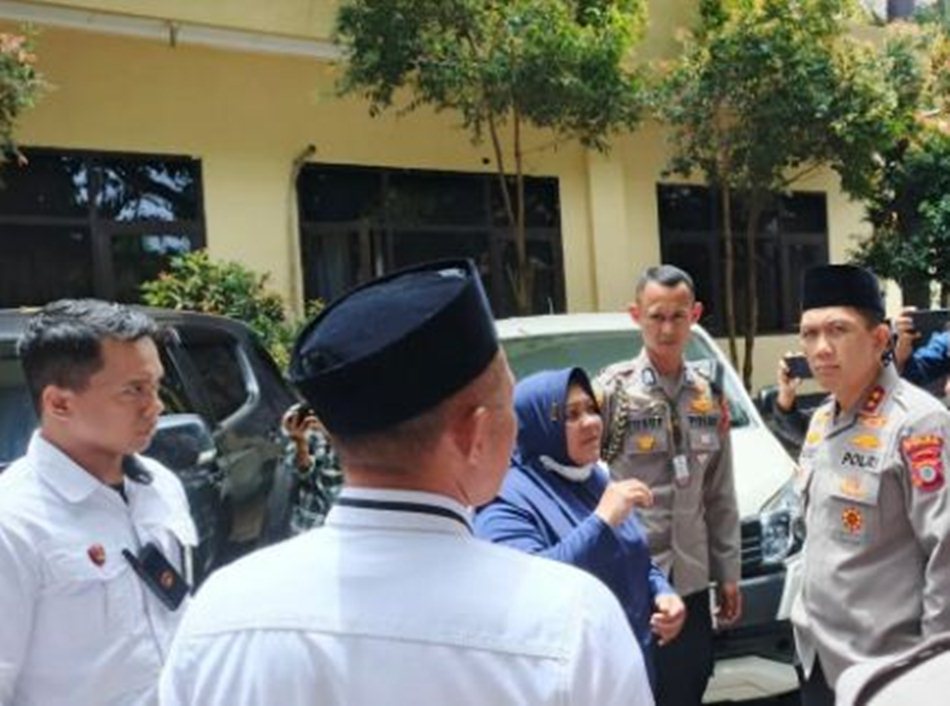 ibu bernama  NA, orang tua korban (Ortu), datang langsung menemui Kapolda Gorontalo Irjen Pol Drs.  Widodo. (F:ist)