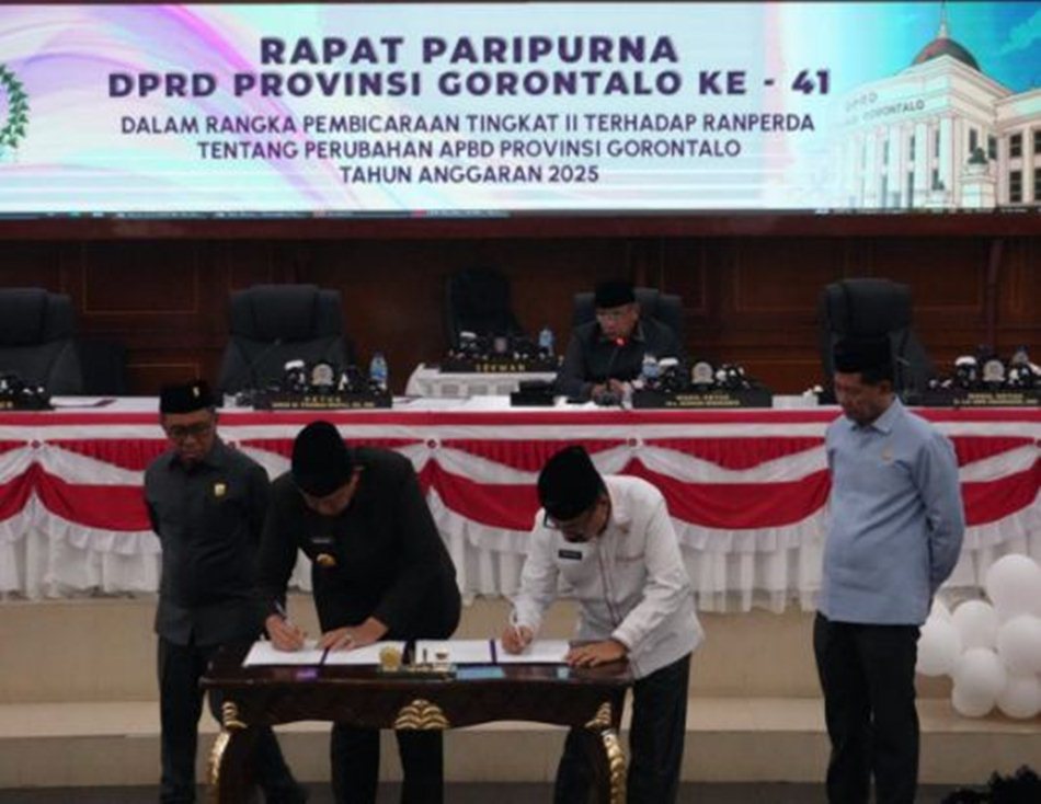Agenda paripurna ditutup dengan penandatanganan keputusan DPRD dan berita acara   persetujuan bersama antara Gubernur dan DPRD, menandai sahnya Perubahan APBD 2025.(F:Humas)