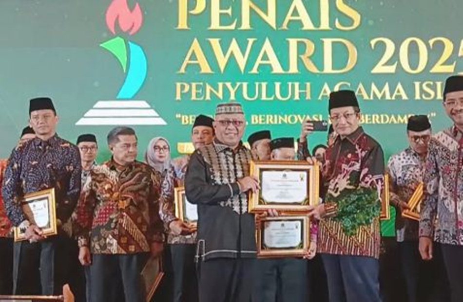 Bupati Gorontalo, Sofyan Puhi menerima penghargaan dari Kementerian Agama RI (F:humas)