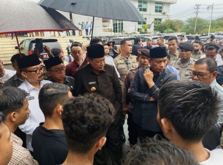 Usai rapat paripurna, massa diterima langsung oleh Gubernur Gorontalo, Ketua DPRD, para wakil ketua, dan sejumlah anggota DPRD Provinsi. (F:Humas)