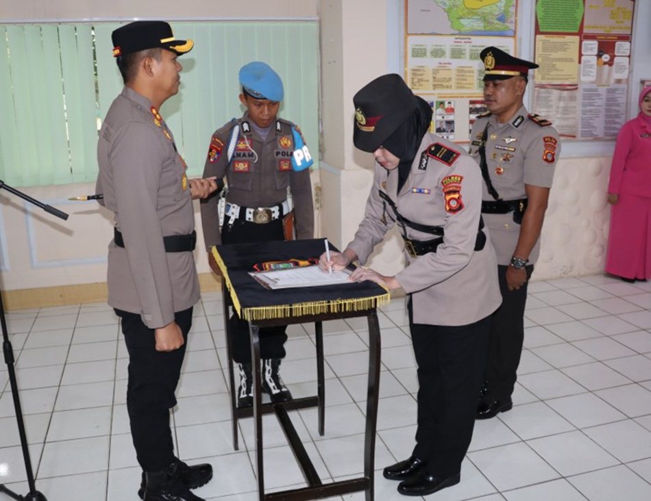 Sertijab) Kapolsek Limboto, berlansung Ruang Titimenga Polres Gorontalo.(F:hms-pol)