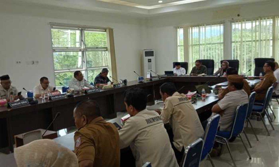 Komisi II DPRD menggelar rapat bersama sejumlah stakeholder untuk mencari solusi konkret dalam menjaga stabilitas pangan..(F:ist)