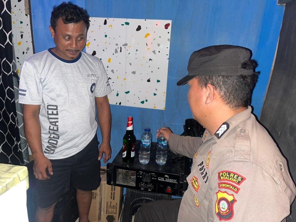 patroli malam menyasar lokasi rawan peredaran minuman keras (miras) ilegal di Kecamatan Paguyaman.(f:Hms-Pol)