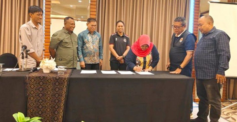 Penandatanganan nota kesepahaman antara Asisten  Deputi Olahraga Masyarakat Kemenpora, Marheni Dyah Kusumawati, dan Ketua   IGORNAS Bone Bolango, Siti Mariana Inisa. (F:AKP)
