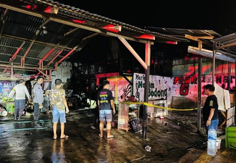 Suasana di lokasi  kebakaran gudang semi   permanen di Desa Mongolato, Kecamatan Telaga, Kabupaten Gorontalo.(F:hms-Po)