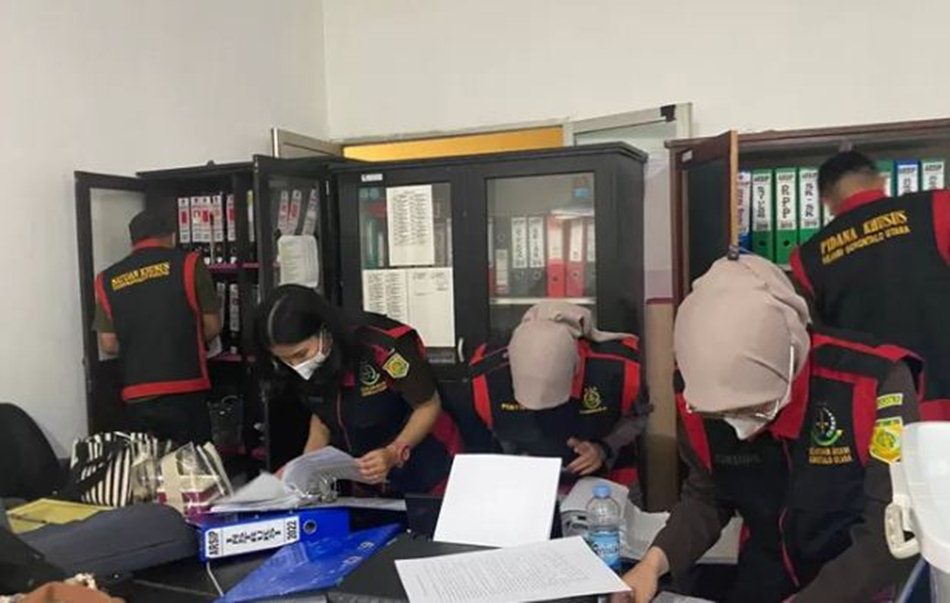 Tim dari Satuan Khusus Pemberantasan Tindak Pidana   Korupsi Kejari Gorontalo Utara  melakukan penggeledahan dugaan korupsi proyek pembangunan Masjid Jabal Iqro&rsquo; Blok Plan.(F:dok :Kejari)