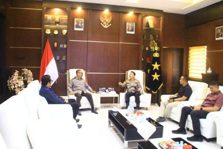 Silaruami Ketua DPRD Provinsi Gorontalo, Idrus M. Thomas Mopili yang diterima Kapolda Gorontalo Irjen Pol. Drs. Widodo.(F:Hms-Pol)