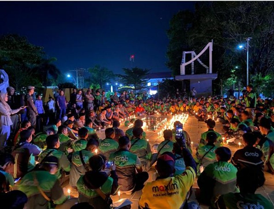 momen haru doa bersama untuk mengenang kepergian Affan Kurniawan, driver ojol asal  Jakarta yang wafat beberapa waktu lalu. (F:Ist)