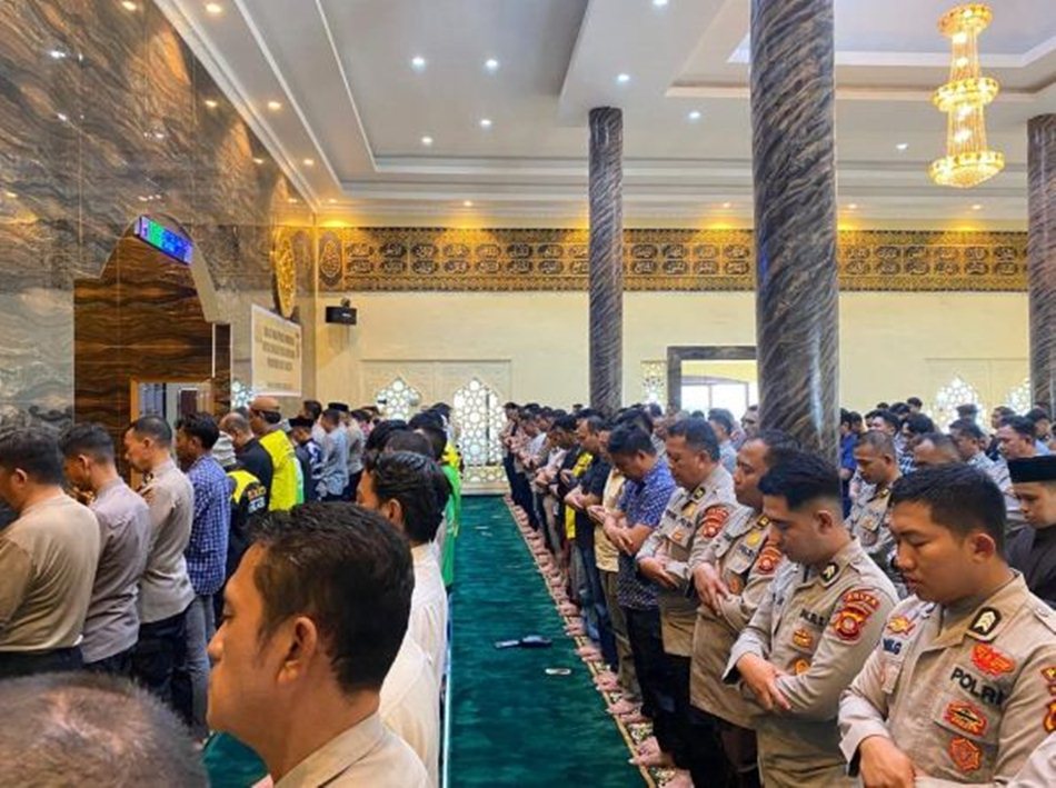 jajaran  kepolisian bersama para driver ojek online menggelar Shalat Ghaib.(F:hms-Pol)