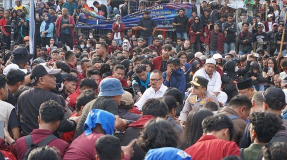Ketua DPRD Provinsi Gorontalo, Thomas Mopili ditenga aksi massa di Bundaran Saronde. (F:humas)