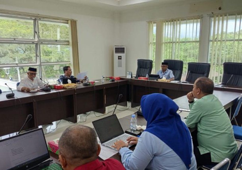 Rapat kerja oleh Badan Pembentukan Peraturan Daerah (Bapemperda)  di Ruang Rapat Inogaluma.(F:Hms-Engki)
