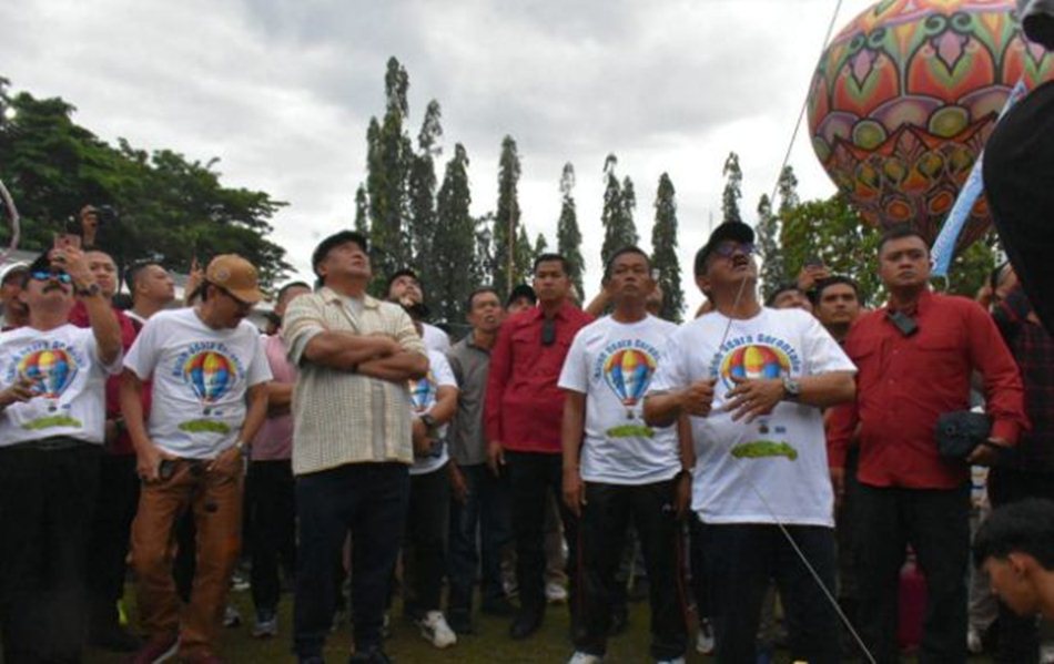 Rahmat Gobel Anggota DPR RI Dapil Gorontalo bersama Bupai Boalemo Rum Paau dan jajaran Forkompimda saat menyaksikan pelepasan festival balon udara di Alun-Alun Tilamuta.(F:Humas)