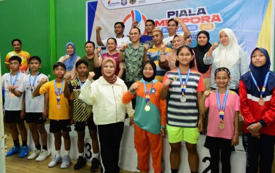 Piala Menpora Bulu Tangkis Regional Gorontalo yang berlangsung di Lapangan Agrindo Sport Badminton, Limboto dan resmi ditutup oleh Wakil Gubernur Gorontalo, Idah Syahidah.(F:Ist)